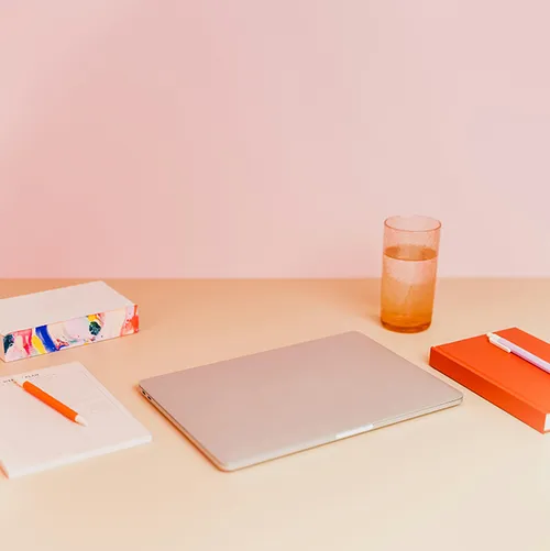 Persona trabajando en diseño web con interfaz moderna